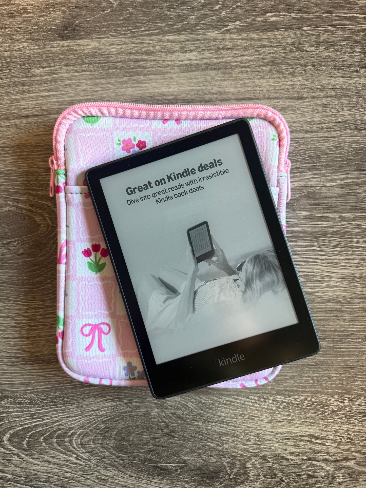 Checkered Flowers E-Reader Sleeve